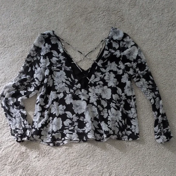 South Moon Under Black and White Floral Blouse - Picture 3 of 3